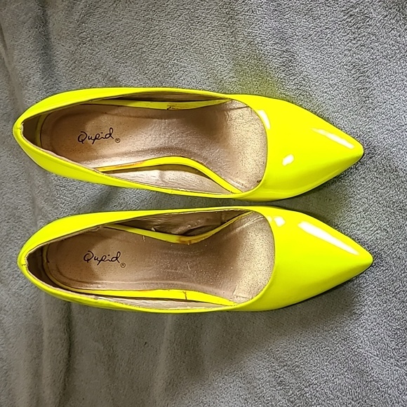 Qupid Neon Yellow Pointed Toe Shoes - Picture 3 of 4